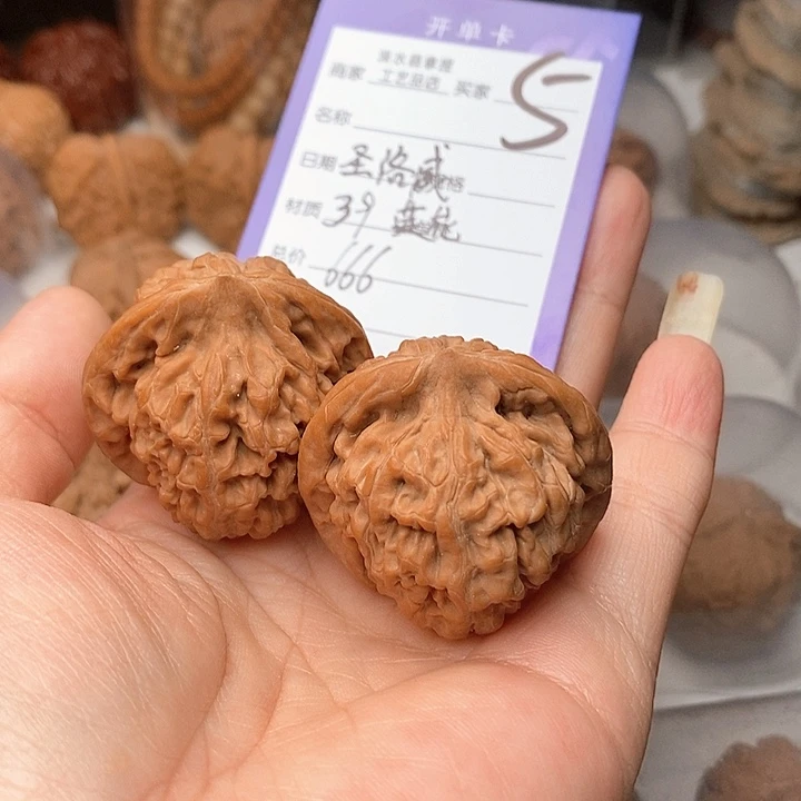 圣***威把件文玩核桃莲花