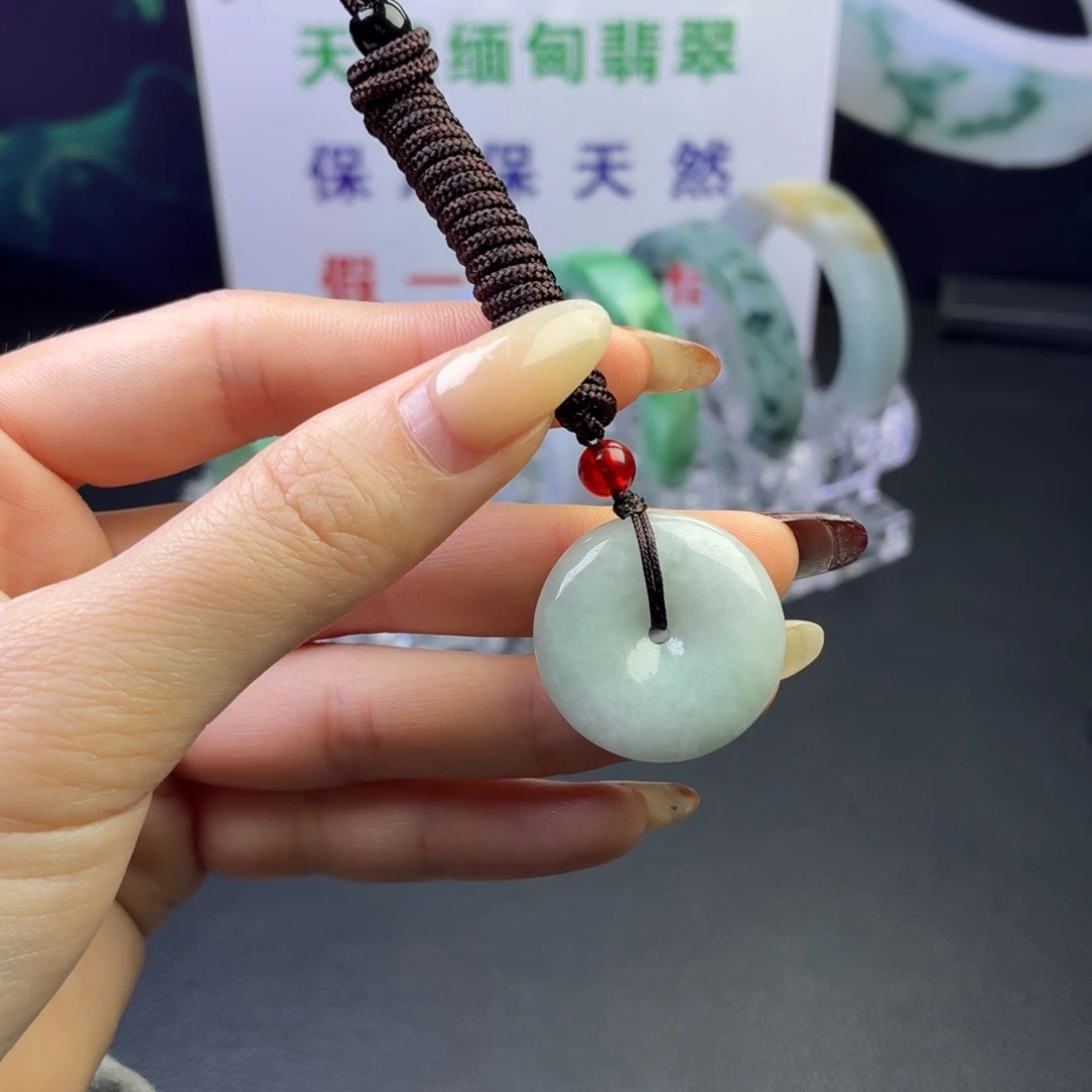 翡翠未镶嵌颈饰平安扣