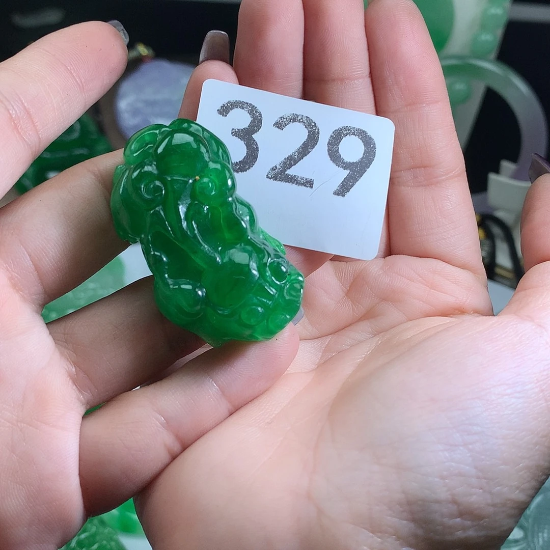 翡翠未镶嵌吊坠(赠链)