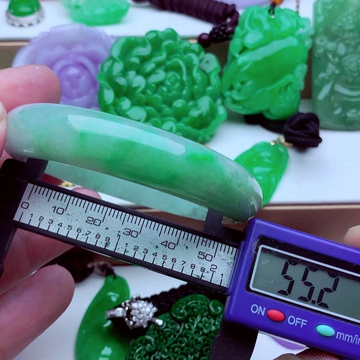 翡翠未镶嵌手镯…．