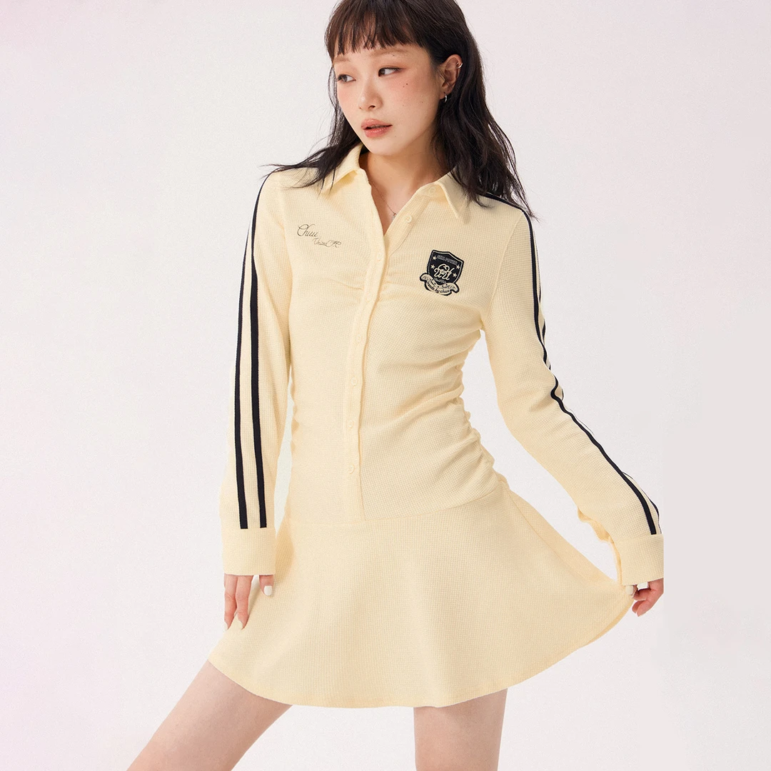 CHUU秋季女装徽章设计学院风穿搭撞色拼接捏褶百搭辣妹连衣裙