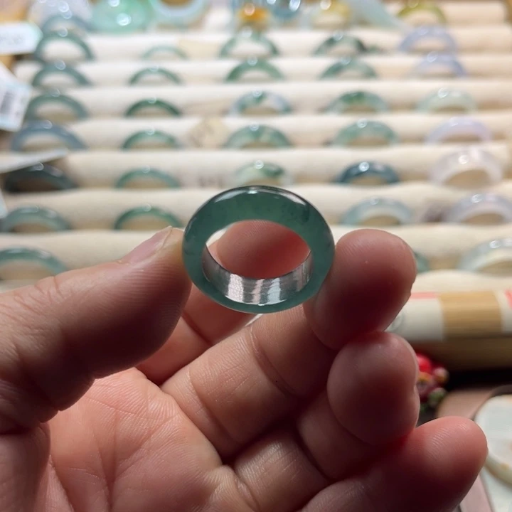 翡翠未镶嵌戒指蓝水