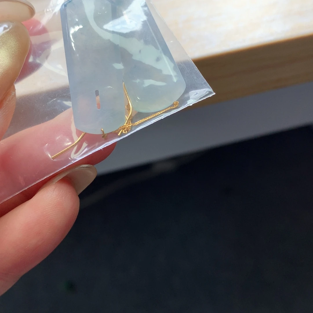 翡翠18K金镶嵌颈饰吊坠
