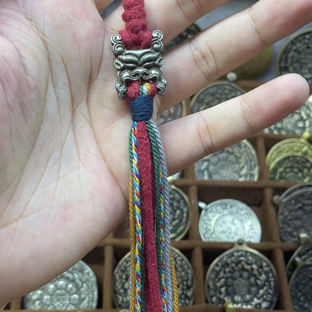 经书扣流苏侧挂一个