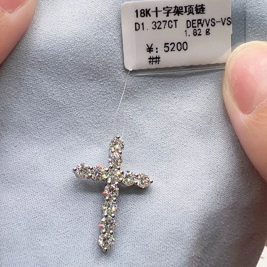 18K金镶嵌实验室培育钻石套链单颗12分，十字架吊坠