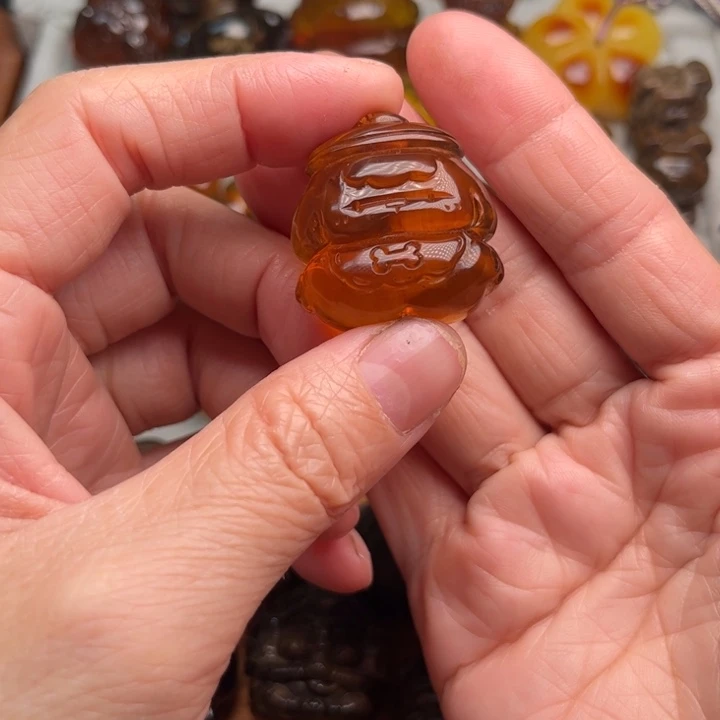 琥珀未镶嵌颈饰狗