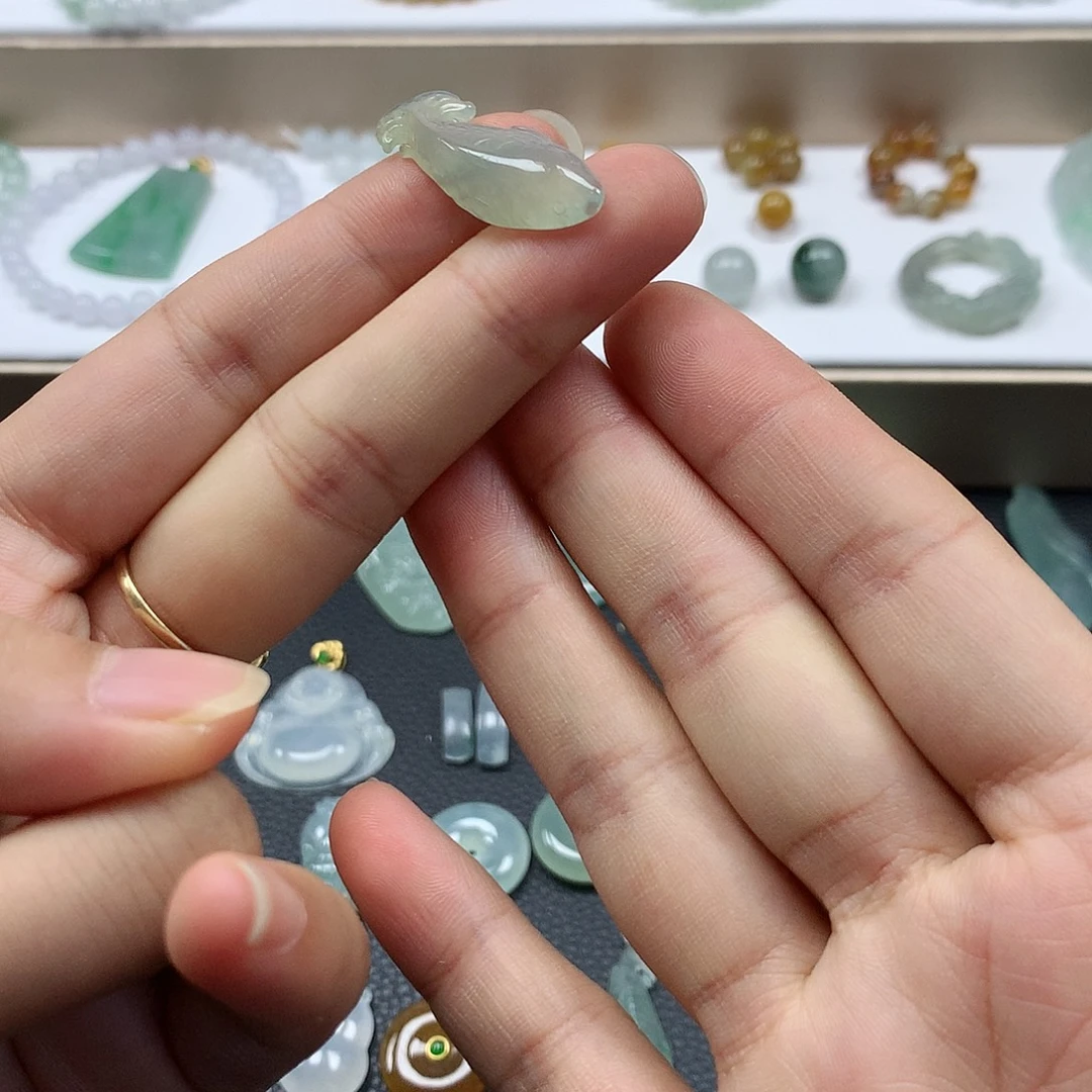 翡翠未镶嵌颈饰鱼