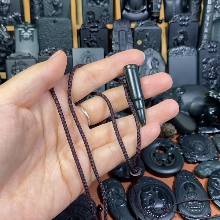 颈饰未镶嵌和田玉（青玉）