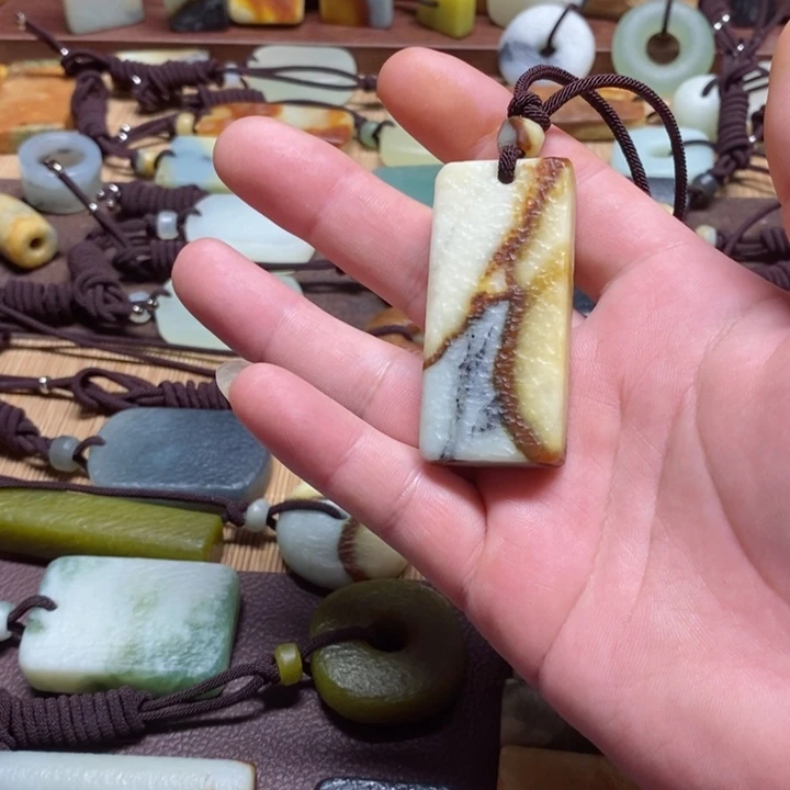 蛇纹石玉挂件未镶嵌大****维