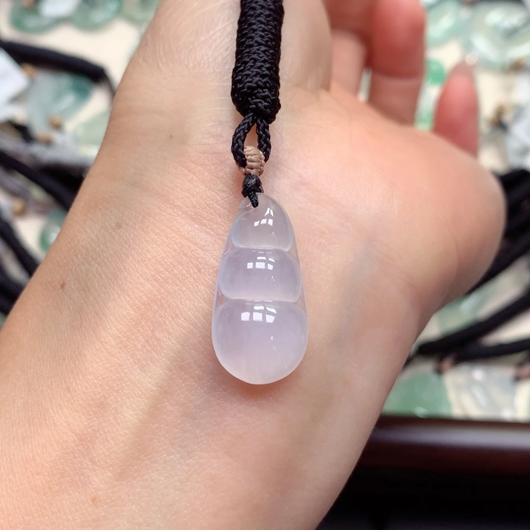 翡翠未镶嵌颈饰福豆