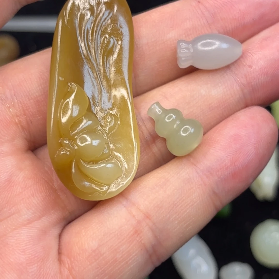 兮***～和田玉未镶嵌颈饰拍一发一随机发