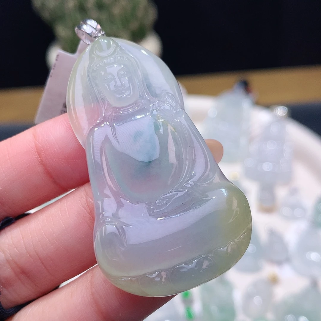 颈饰18K金镶嵌翡翠观音