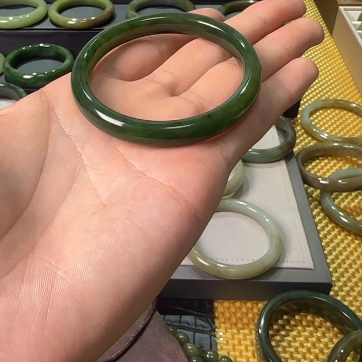 和田玉（碧玉）未镶嵌手镯