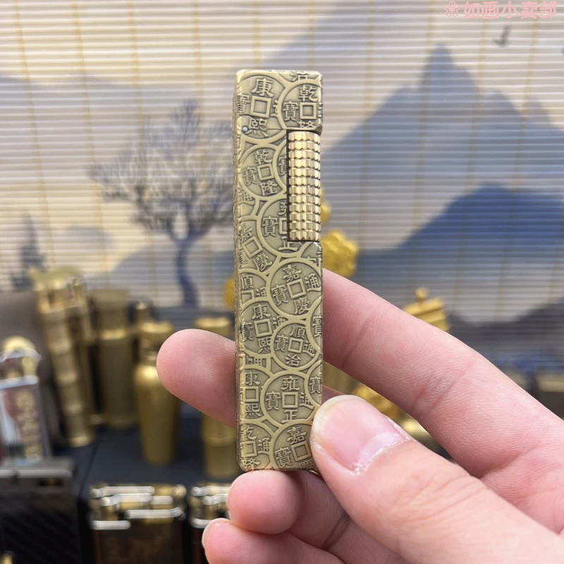 好运达四方柱小金条浮雕短款长拨轮五帝钱纯黄铜煤油打火机侧滑砂