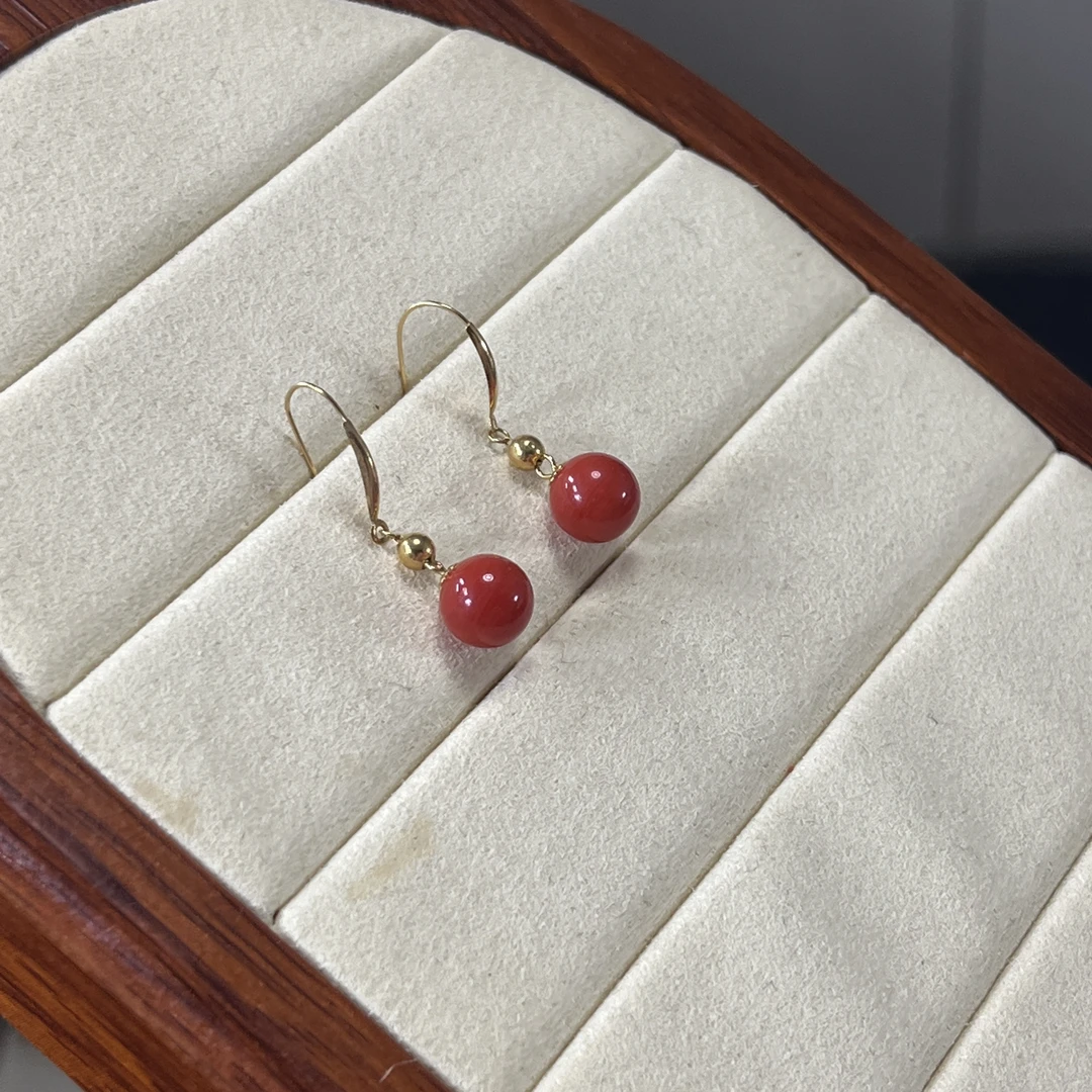 沙丁红珊瑚7.5mm圆珠18K金新年红色耳环【国检证书】