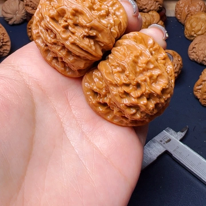 文玩核桃吊坠三角白