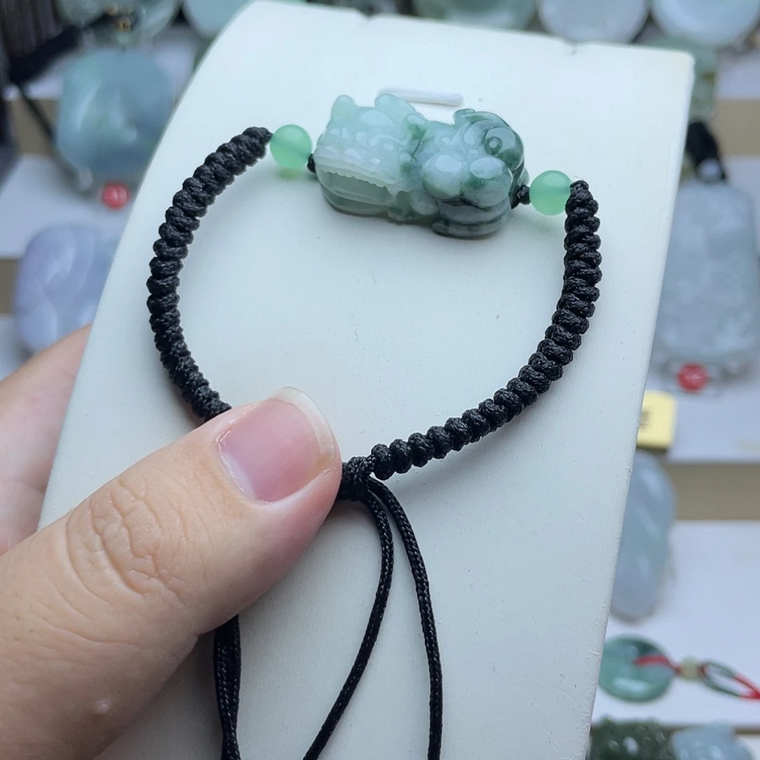 翡翠未镶嵌颈饰貔貅