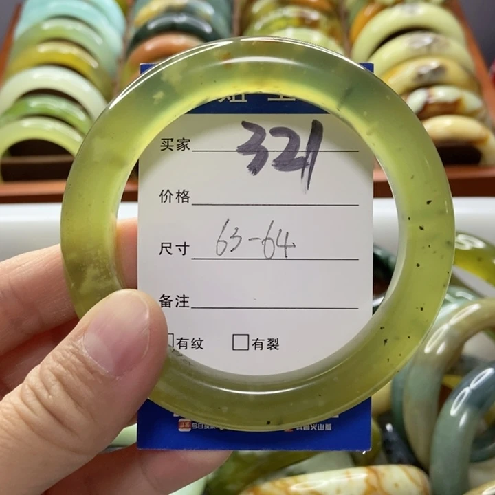 蛇纹石玉手镯未镶嵌摄***者