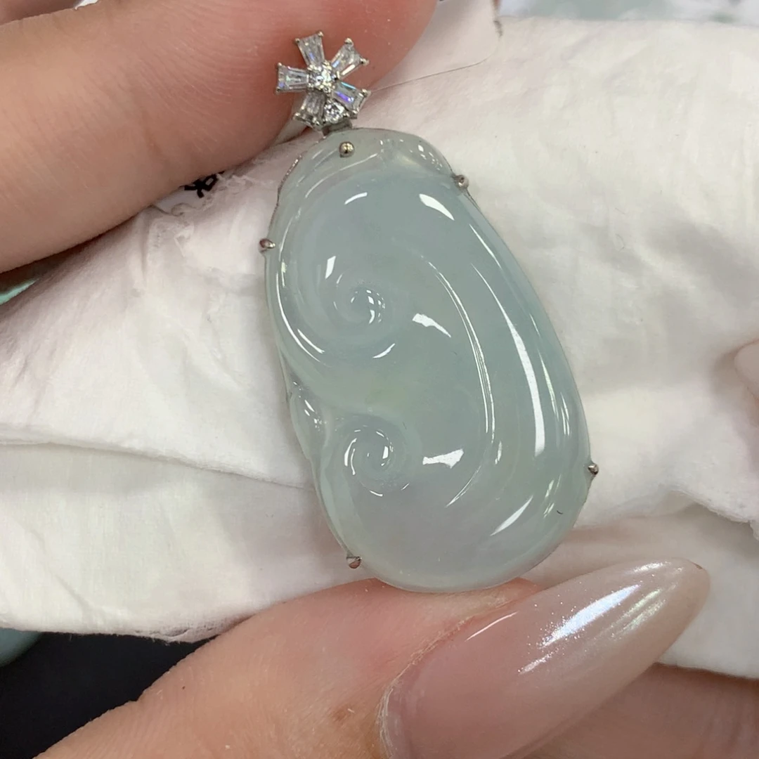 颈饰18K金镶嵌翡翠