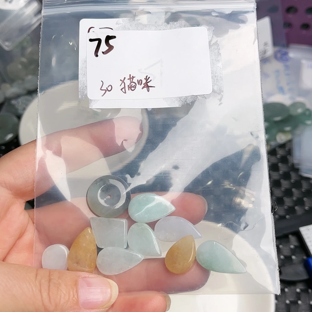 翡翠未镶嵌颈饰猫**猫不