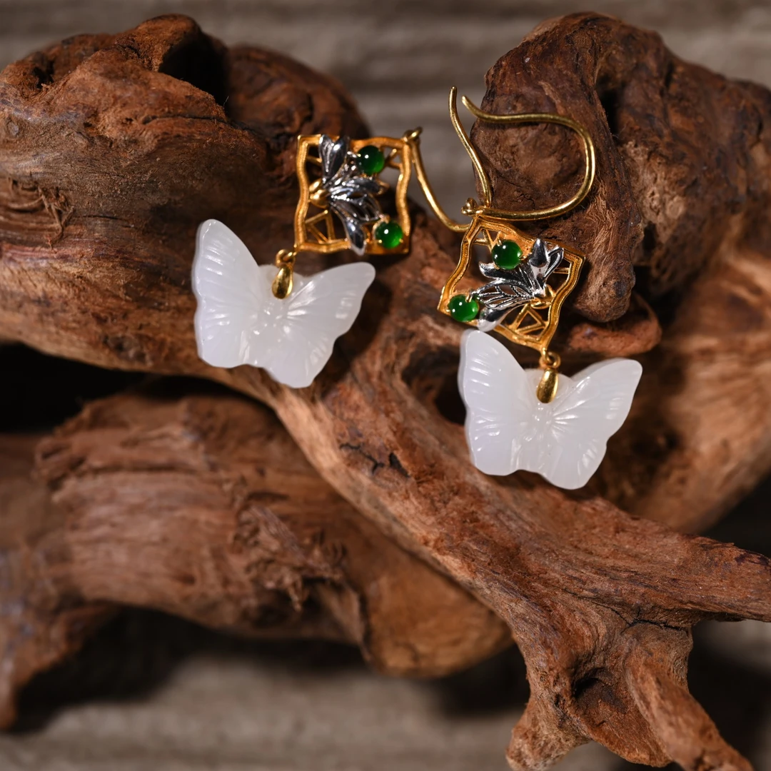 Lot8811 2510200156和田玉蝴蝶耳坠/保利