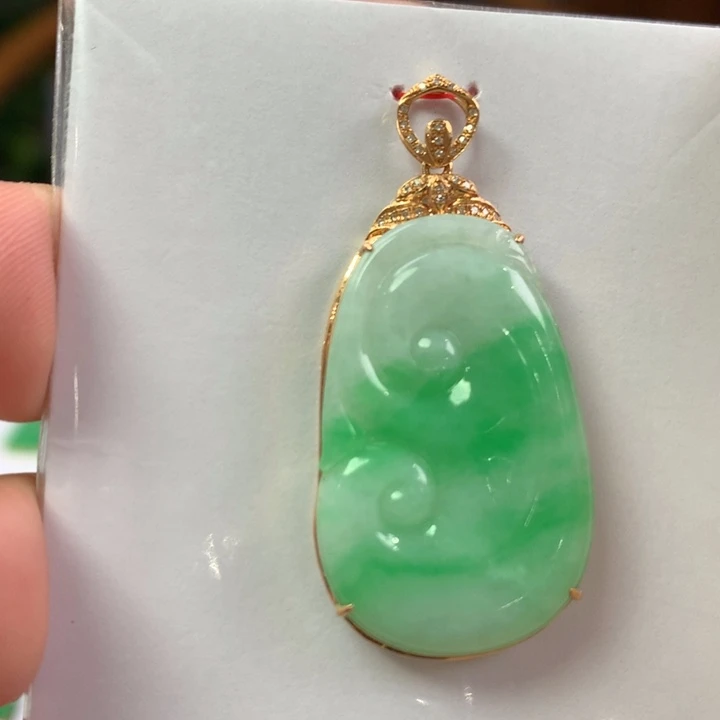 翡翠18K金镶嵌颈饰翡翠吊坠
