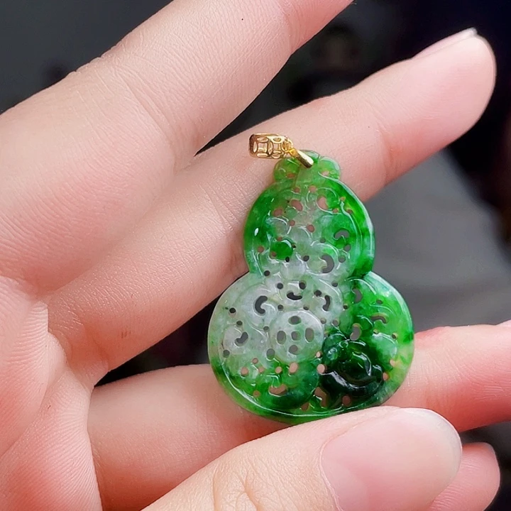 奚***）翡翠18K金镶嵌颈饰多样性