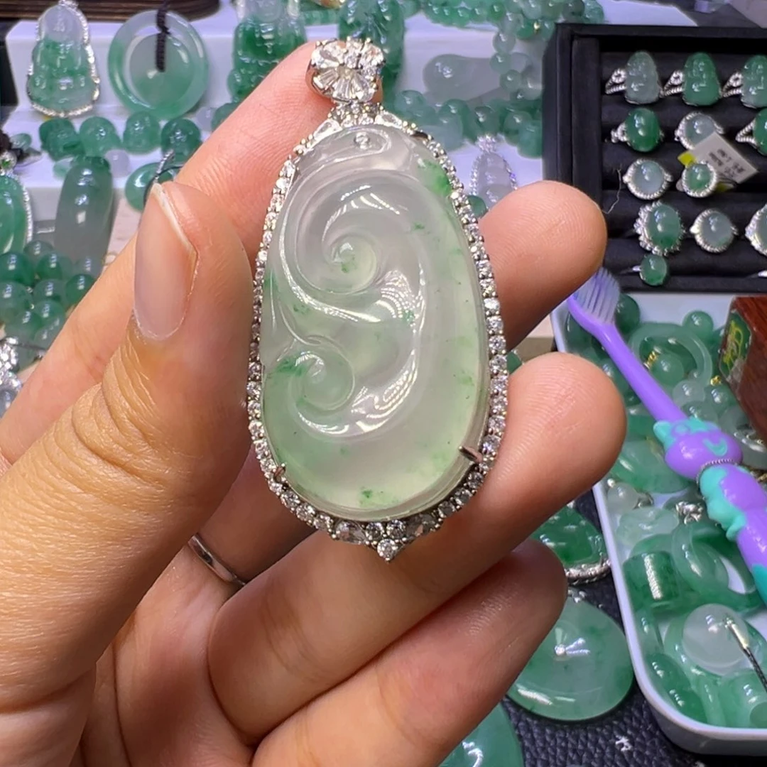 石英质玉（非洲翠）未镶嵌颈饰