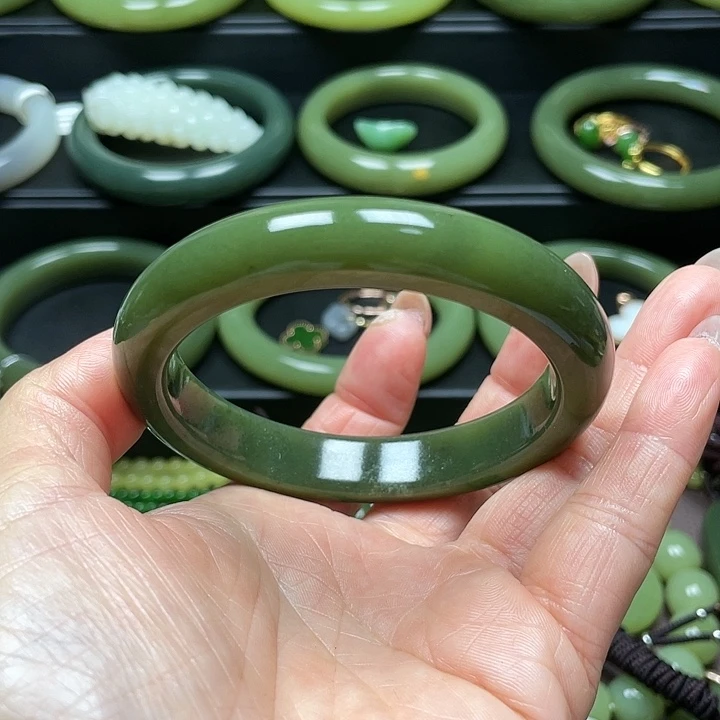 和田玉未镶嵌手镯