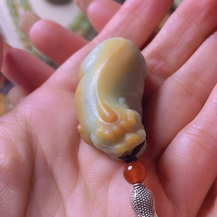 未镶嵌岫岩河磨玉（透闪石质玉）挂件秋