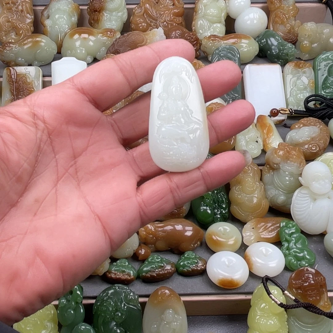 晴***。和田玉未镶嵌颈饰