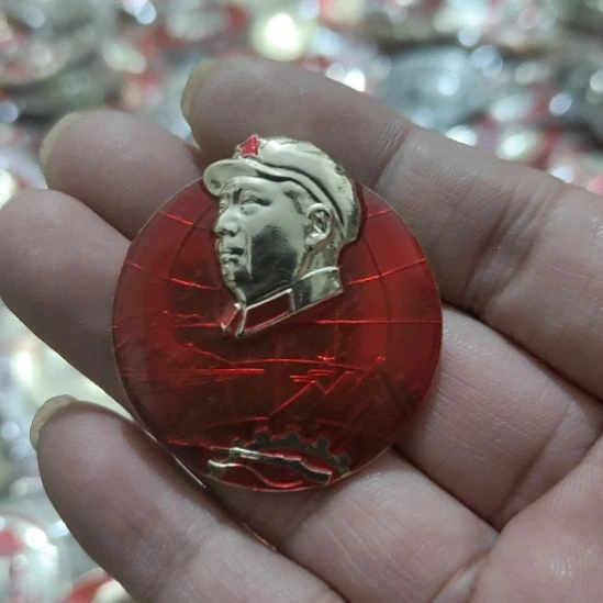 湖***人其他普通金属圆形红色人物像章