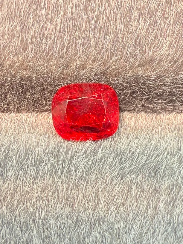 1.85ct天然绝地武士尖晶石裸石，尺寸7*6*5.8mm，颜色美艳