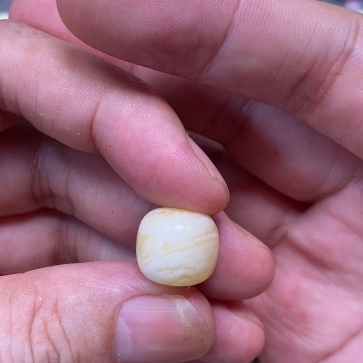 安***然未镶嵌琥珀裸石老型