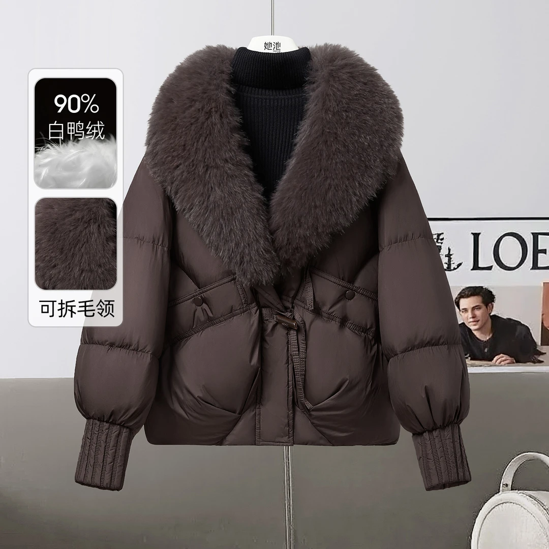 她池2025冬季新款女时尚简约宽松款长袖休闲毛领羽绒服T54B8027Y