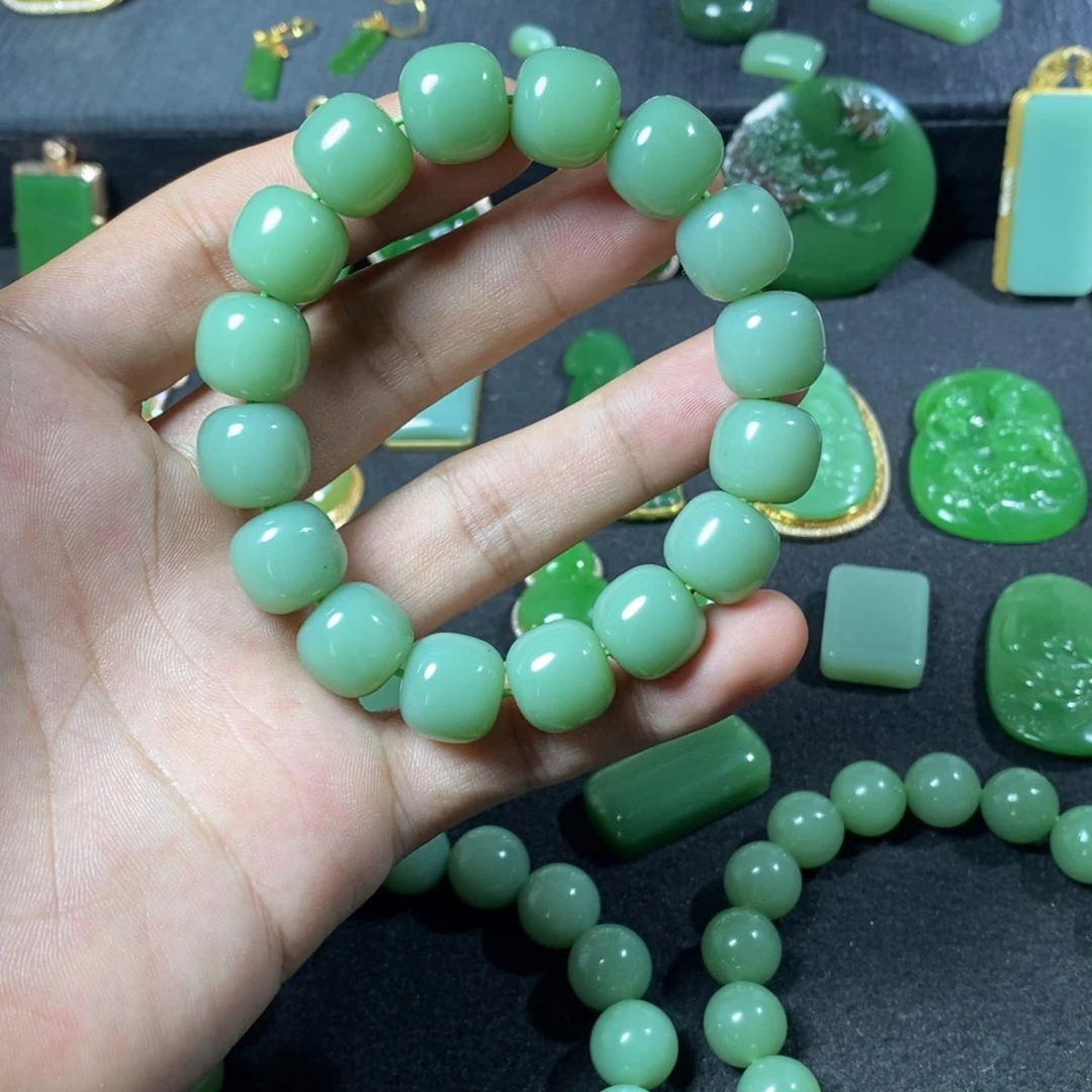 颈饰未镶嵌和田玉（碧玉）