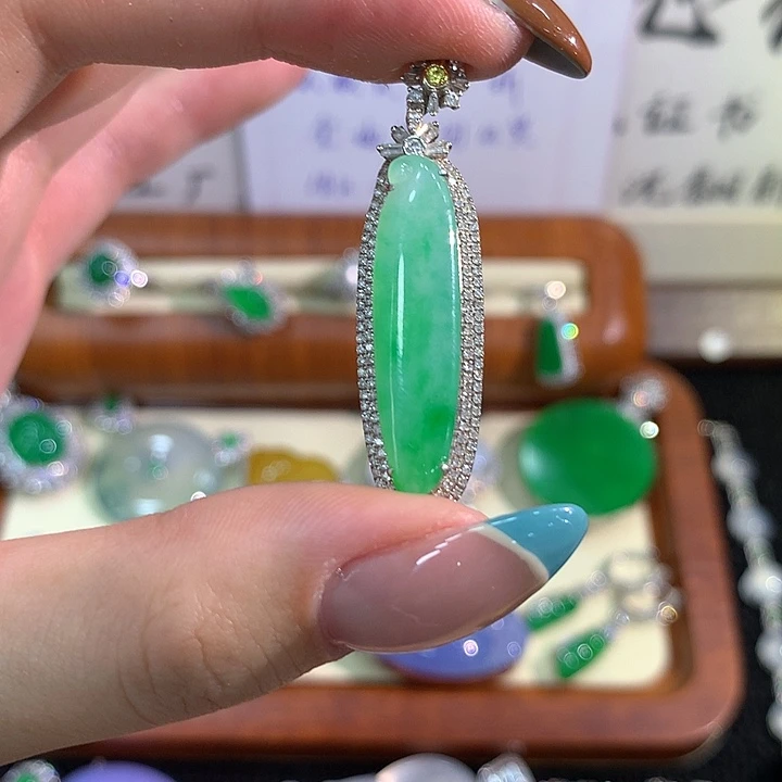 颈饰18K金镶嵌翡翠