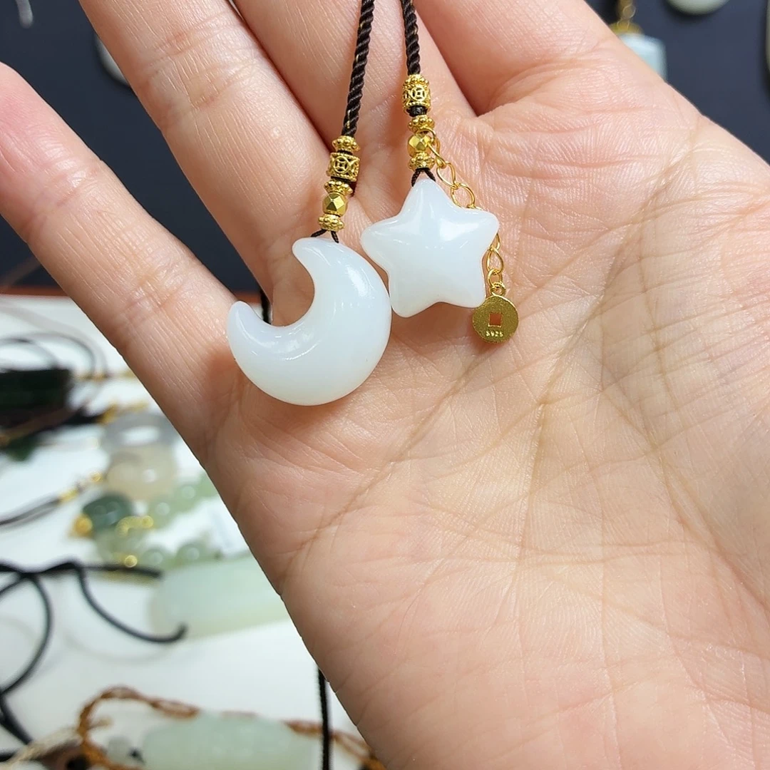 伊***娃和田玉未镶嵌颈饰