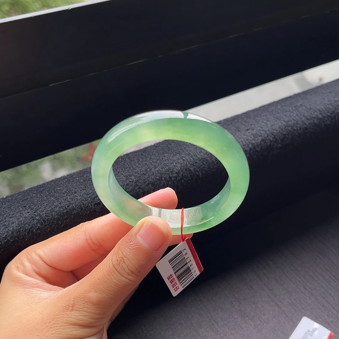 翡翠未镶嵌手镯冰绿