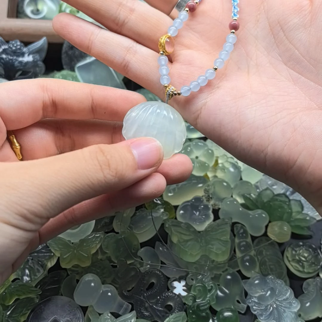 蛇纹石玉未镶嵌颈饰