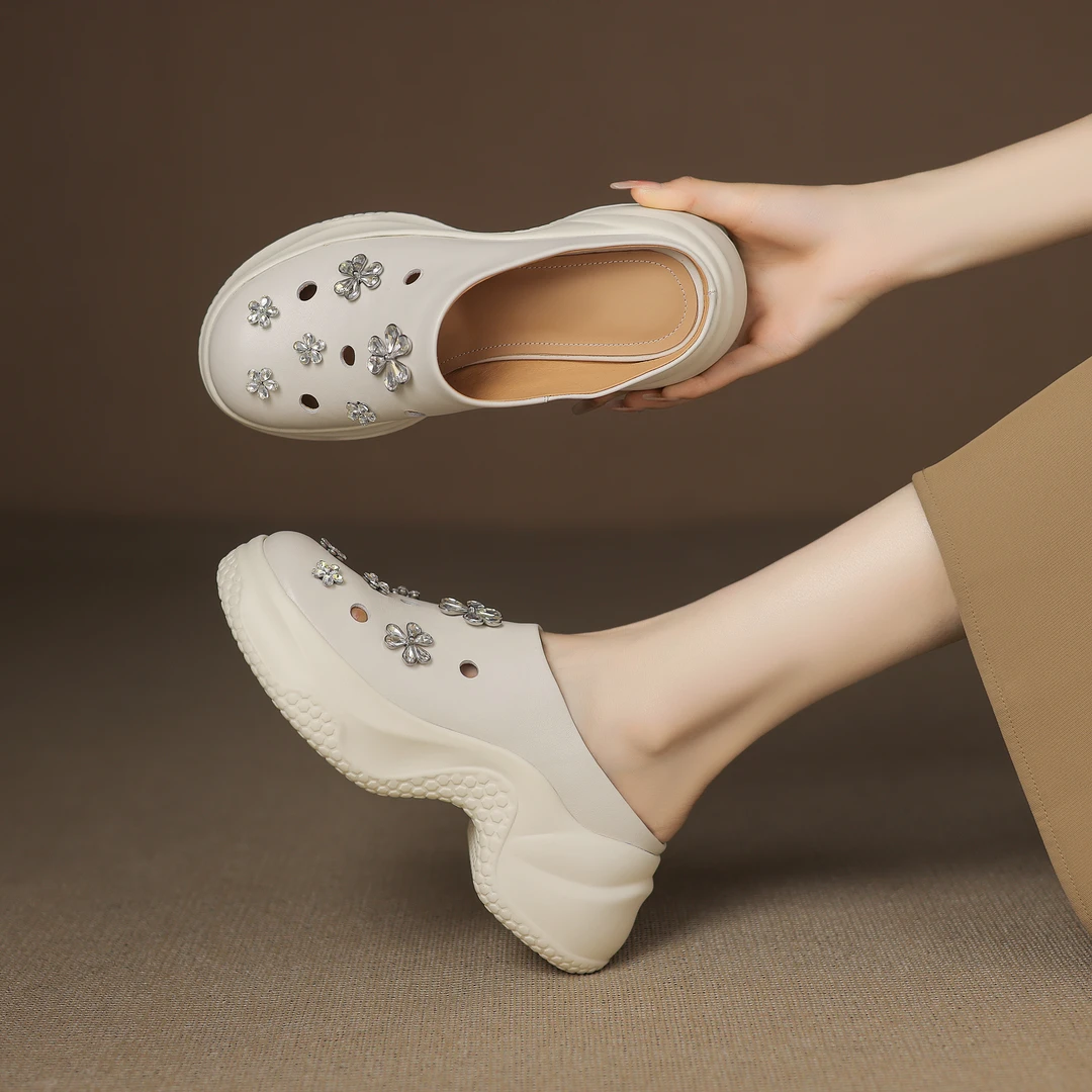 7cm一脚蹬包头拖鞋女2025夏季厚底增高洞洞鞋水钻镂空懒人半拖鞋