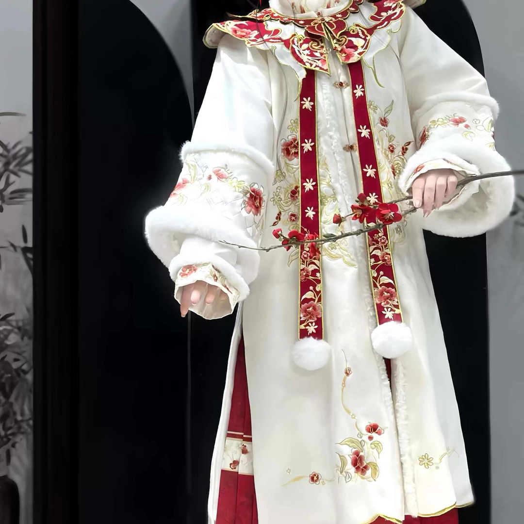 洛玖月原创汉服女明制踏雪寻梅冬季毛呢加绒立领刺绣云肩马面