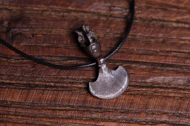 藏传文玩配饰铁雕钺刀