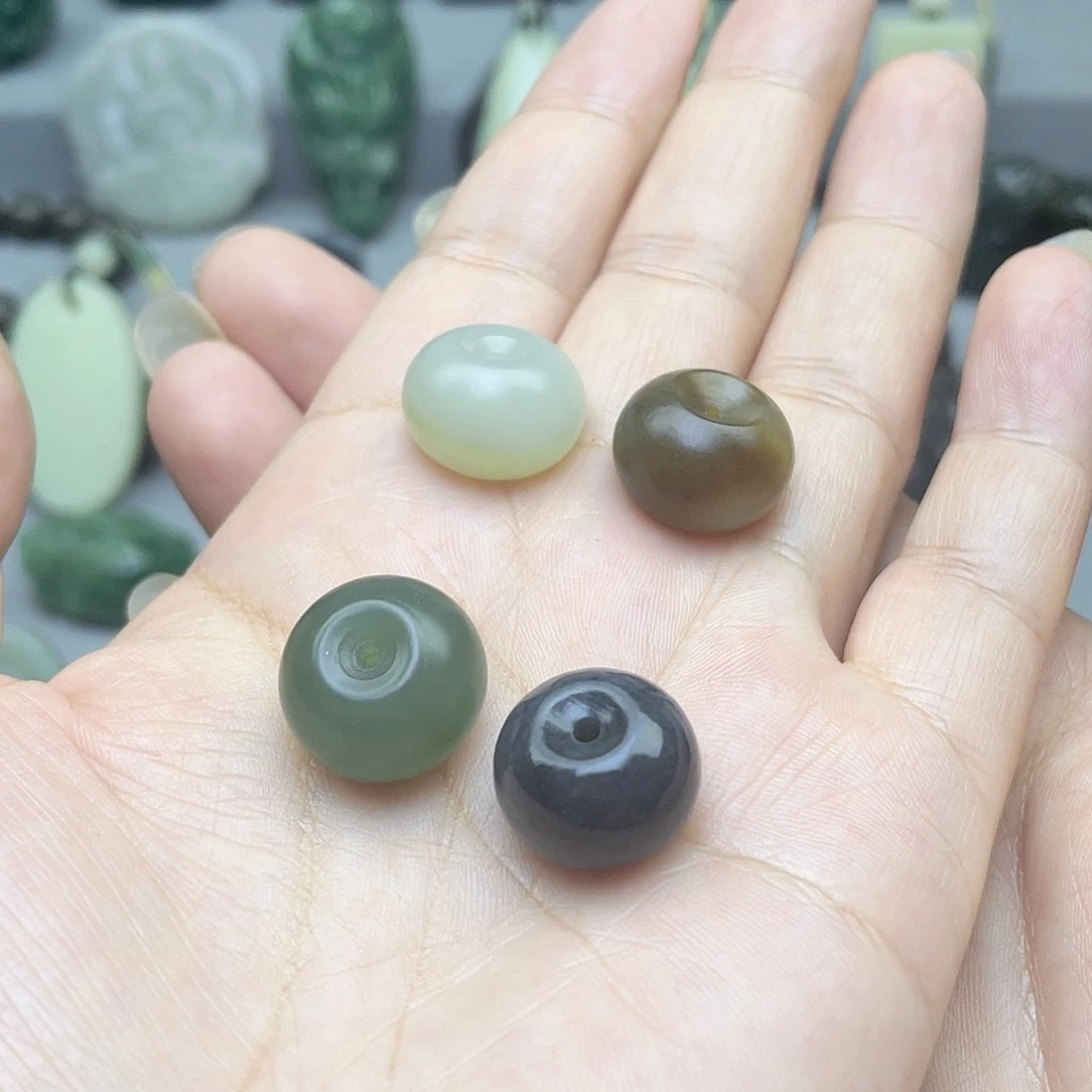 幸***猪和田玉未镶嵌颈饰