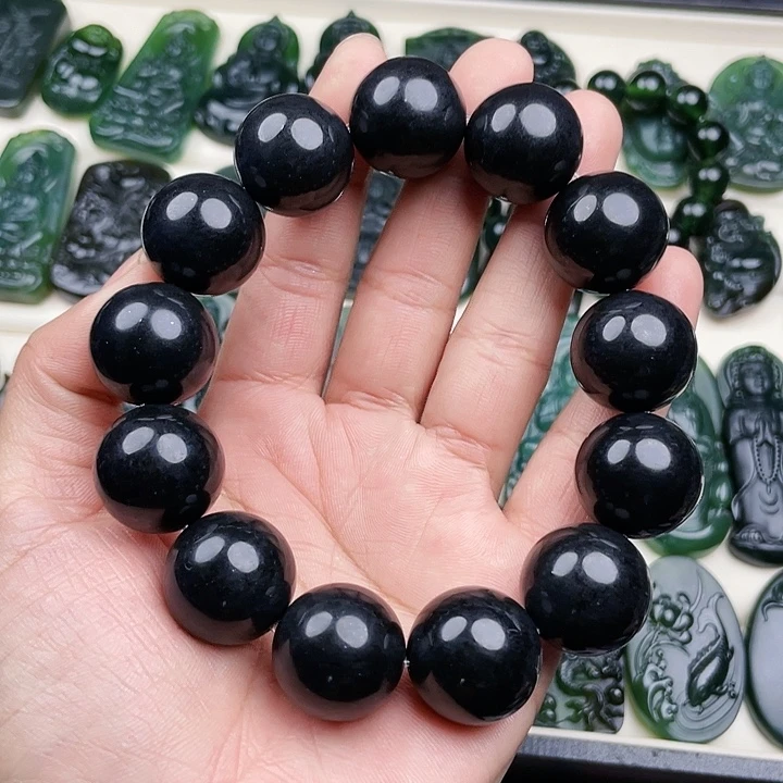 蛇纹石玉未镶嵌挂件泰山玉20。手持