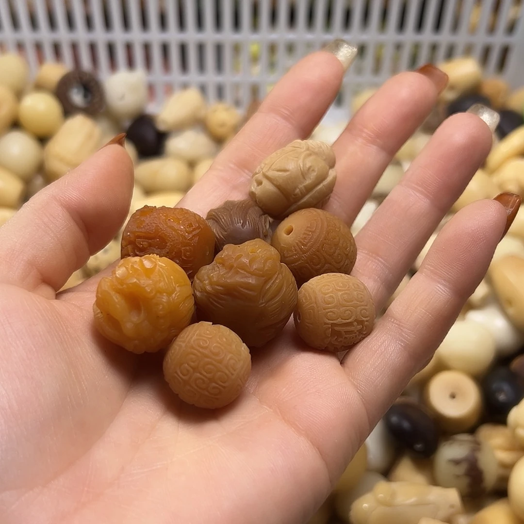 白玉菩提吊坠盛*瑕疵配件8颗