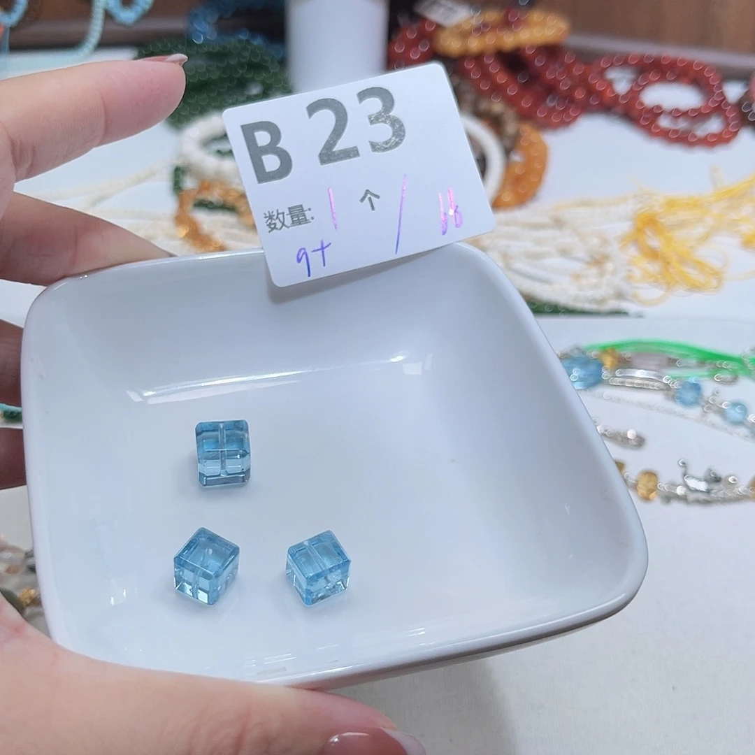 未镶嵌托帕石珠宝奇石B23。
