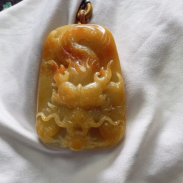 翡翠颈饰未镶嵌天然翡翠黄翡龙牌