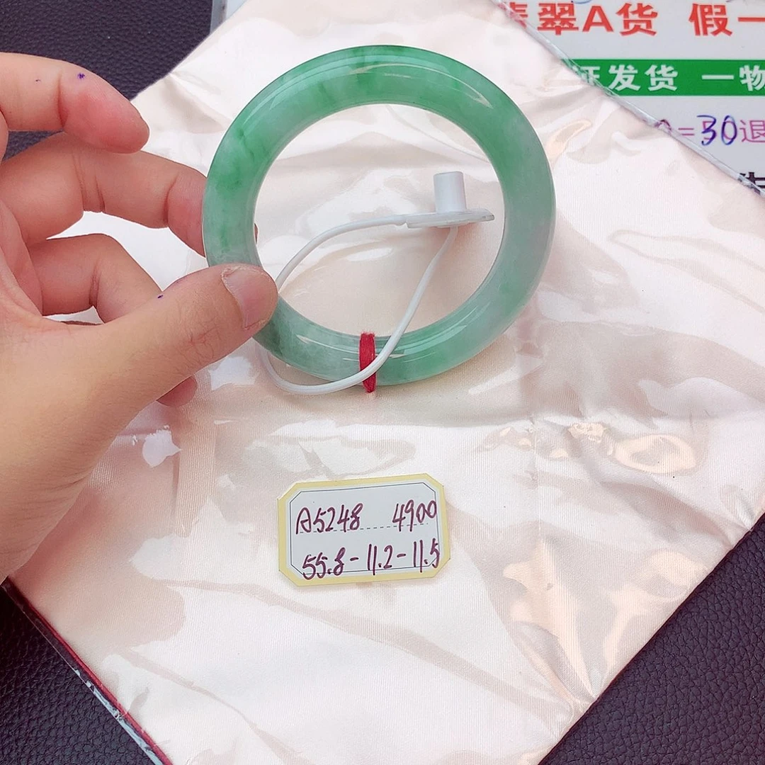 翡翠手镯未镶嵌我
