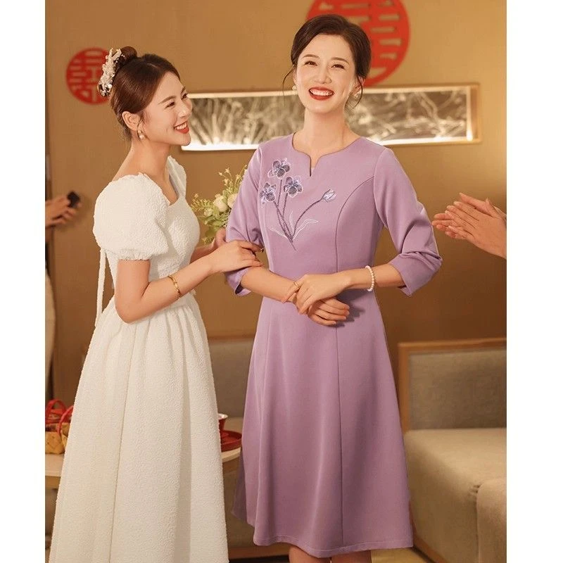 王小鸭喜婆婆婚宴装2025秋季新款妈妈粉色结婚礼服气质显瘦连衣裙